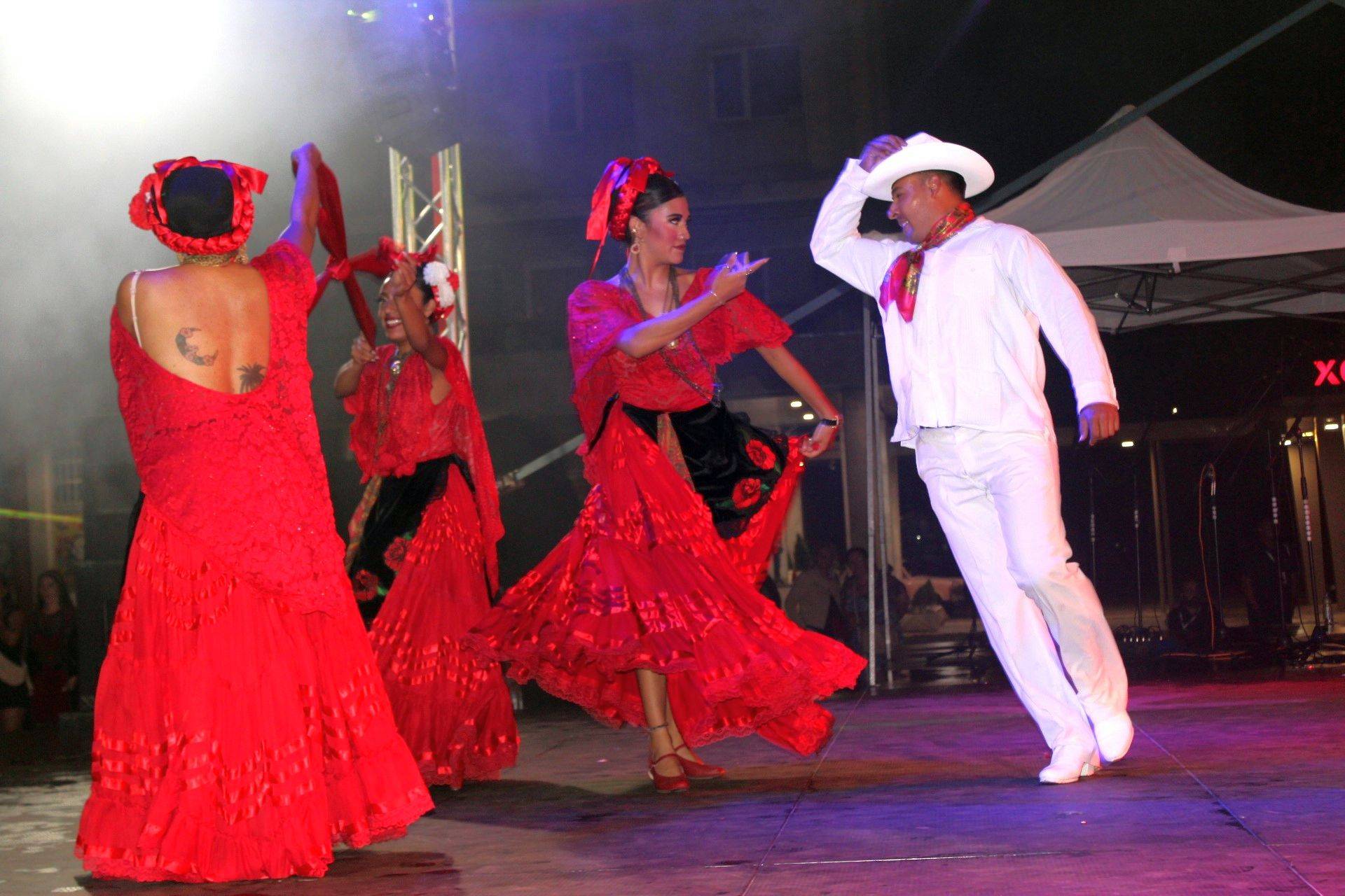  С впечатляващ галаконцерт приключи Четвъртият интернационален фолклорен фестивал 